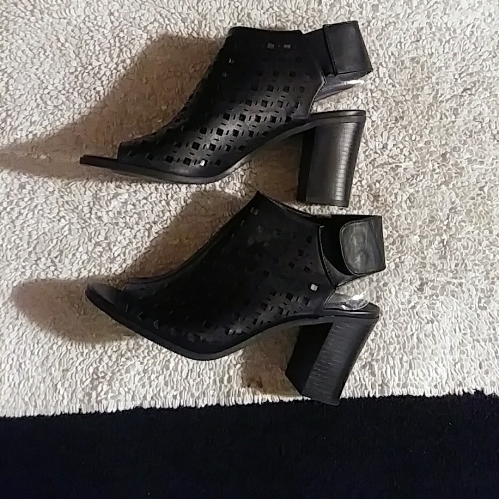 Pickaboo toe sandals